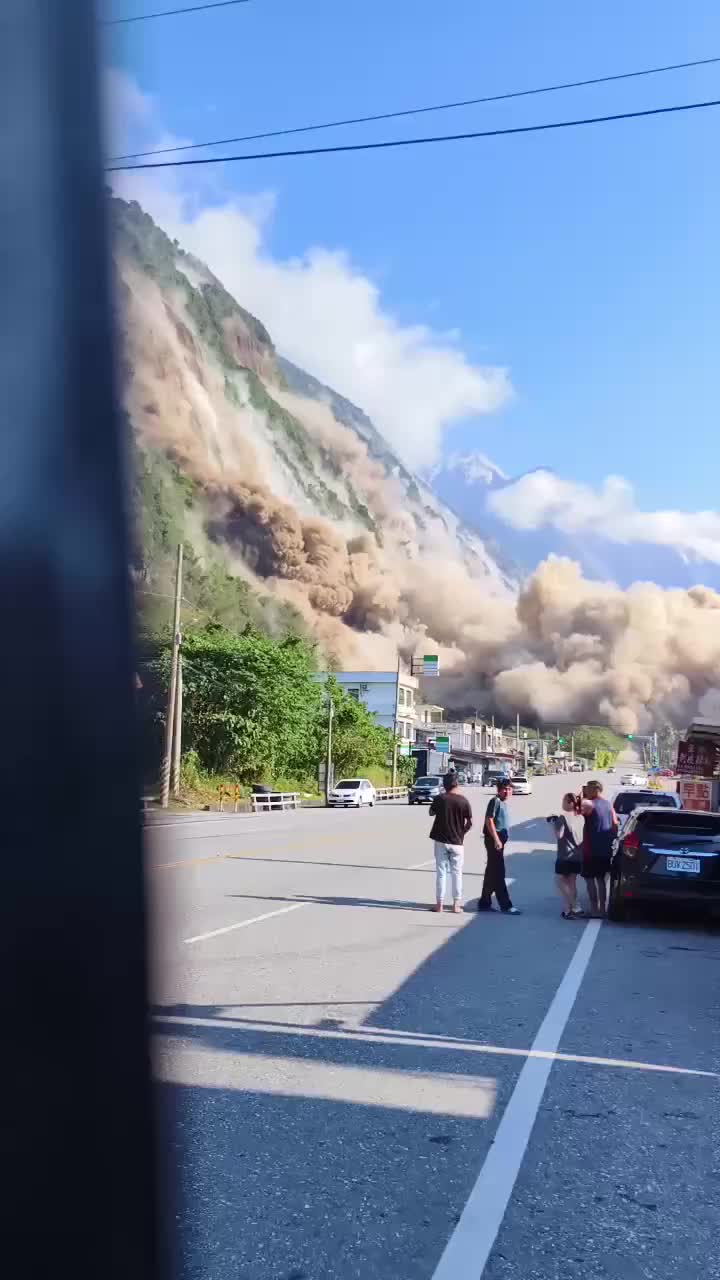 地震滑坡图片