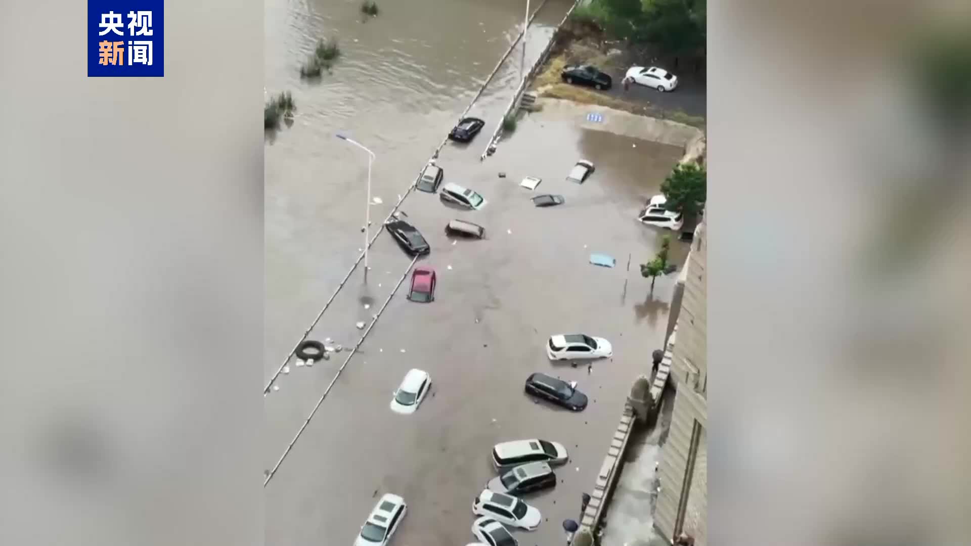 辽宁大连突降暴雨 造成两人意外死亡