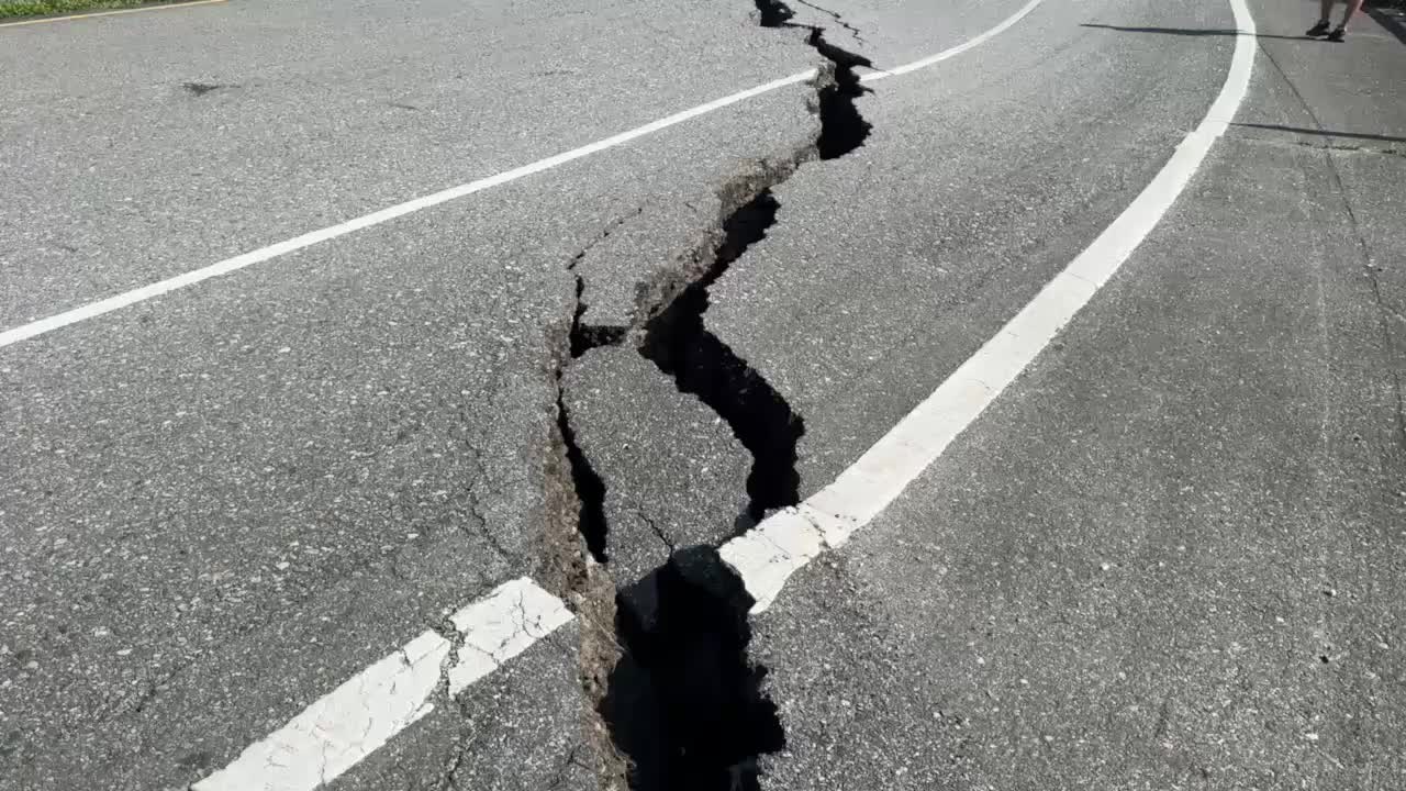 地震滑坡图片